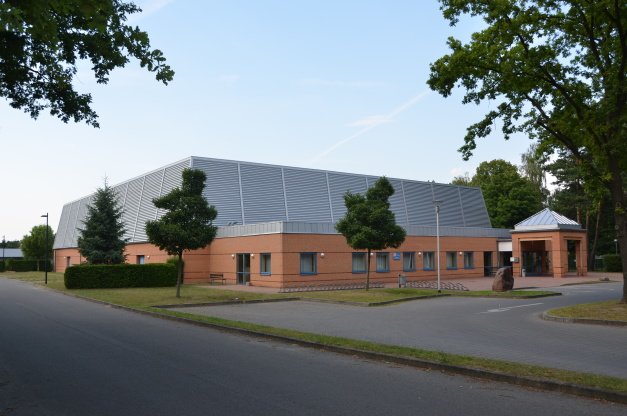 Sport-und Mehrzweckhalle Schulzendorf Zufahrt Feuerwehr.JPG