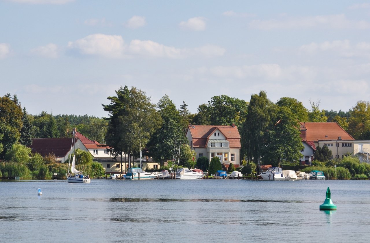 Senzig vom Wasser aus - Rostek.jpg